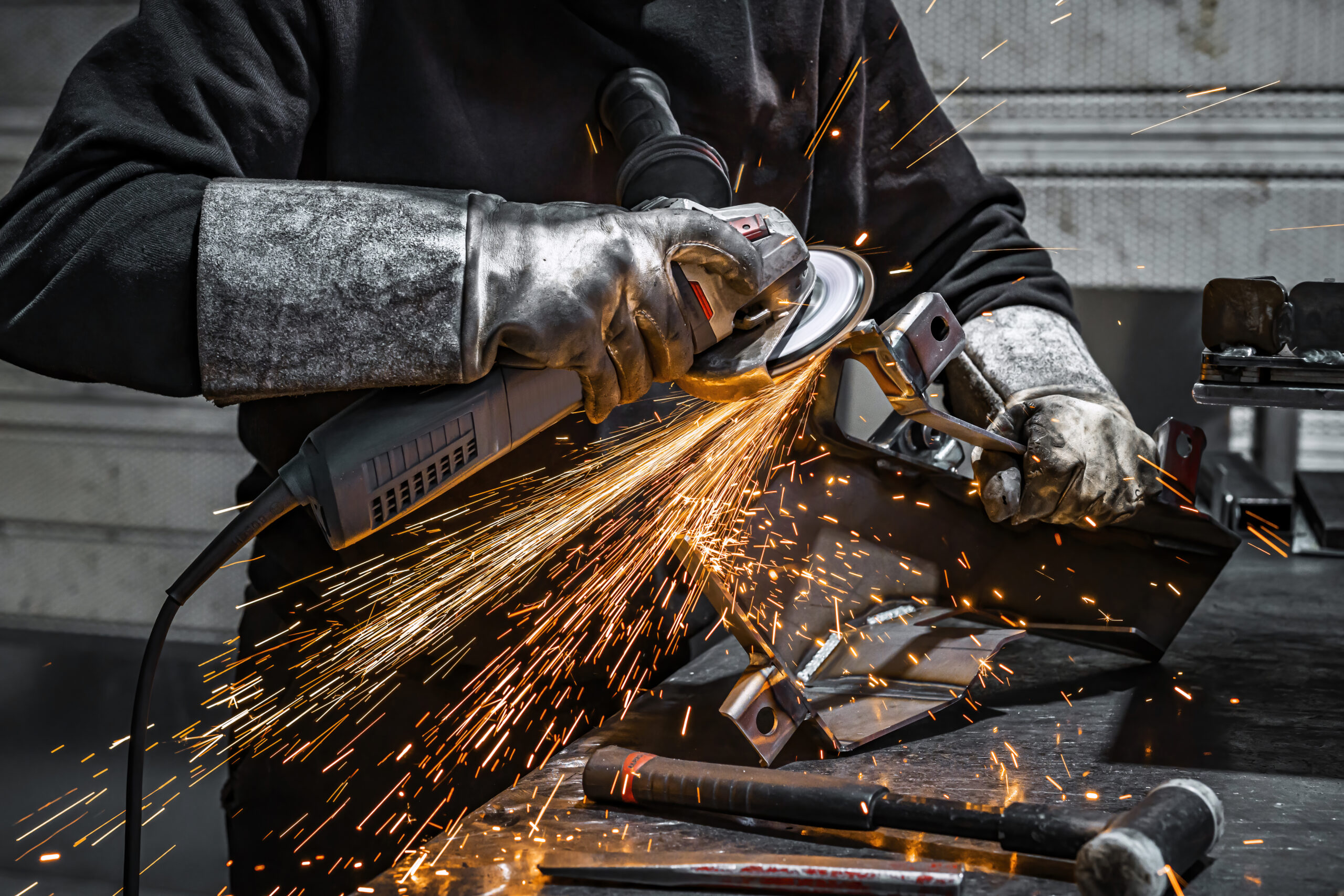 Guantes de seguridad industrial en uso durante tareas de corte de metal